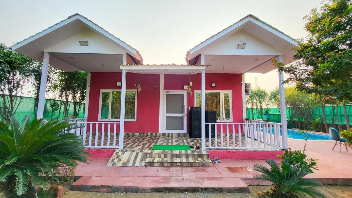 Vacationbuddy 2 Bhk Farmstay With Pool At Greater Noida Exterior foto